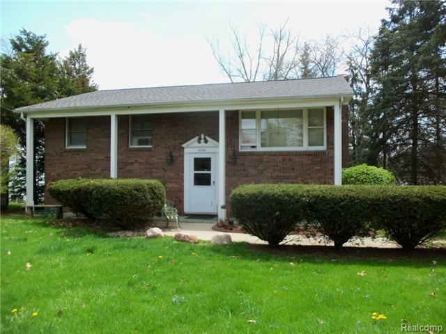 12130 Della Dr, Brighton, MI 48114 photo 1