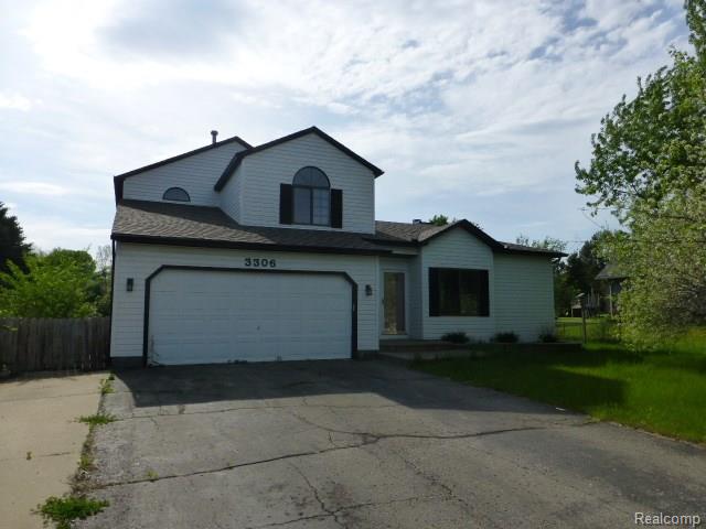 3306 Pine Creek Dr, Brighton, MI 48114 photo 1