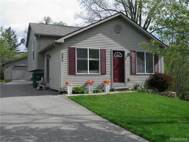 584 Alberta St, Auburn Hills, MI 48326 photo 1