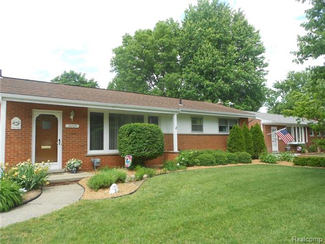36824 Pinewood Rd, Wayne, MI 48184 photo 1