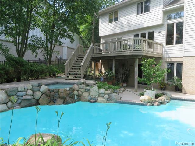 2037 Lakeshore Dr, Commerce Township, MI 48382 photo 1