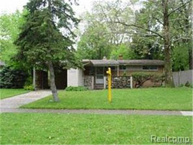 1023 Brooklawn Dr, Troy, MI 48084 photo 1