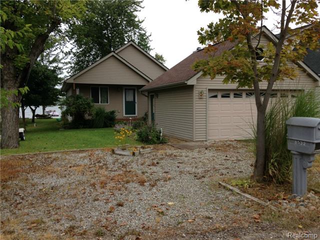 8532 Riverside Dr, Brighton, MI 48116 photo 1