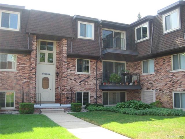 231 Riviera Dr, Saint Clair Shores, MI 48080 photo 1