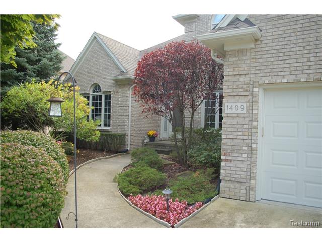 1409 Tulberry Cir, Rochester, MI 48306 photo 1