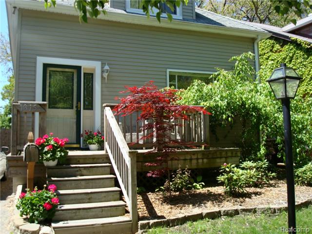 1315 Wayburn St, Grosse Pointe, MI 48230 photo 1