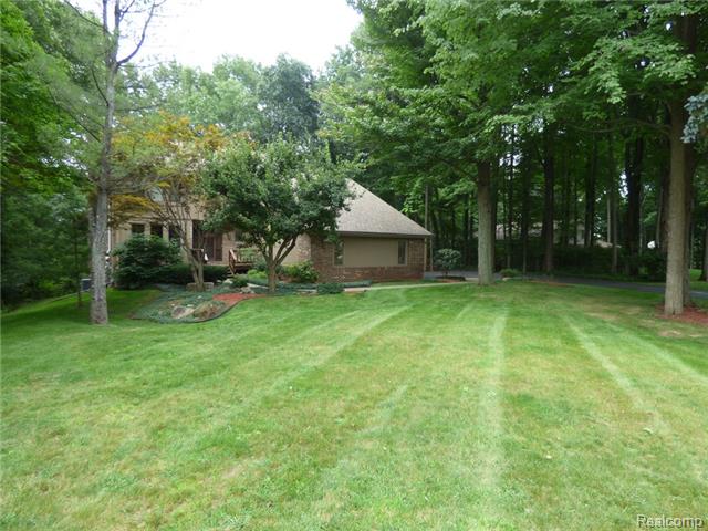 8840 S Christine Dr, Brighton, MI 48114 photo 1