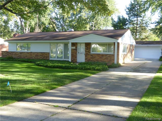 2562 Ivanhoe Dr, West Bloomfield, MI 48324 photo 1