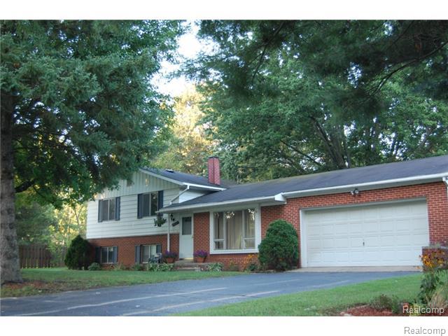3464 Charlotte Dr, Brighton, MI 48114 photo 1