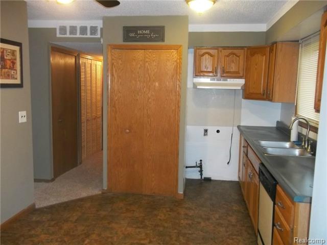15172 Meadow St, Romulus, MI 48174 photo 1