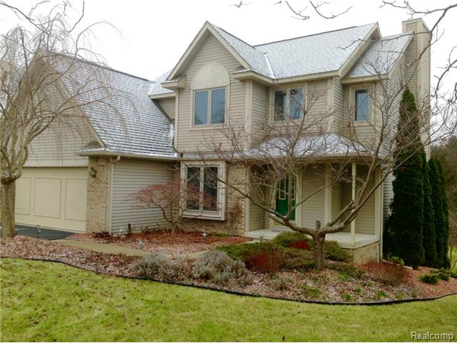 9686 Fairfax Dr, Pinckney, MI 48169 photo 1
