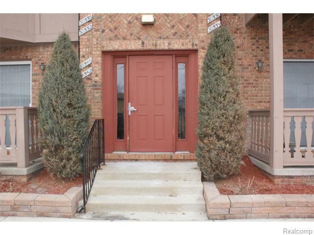 30546 Oakridge Manor Dr, Roseville, MI 48066 photo 1