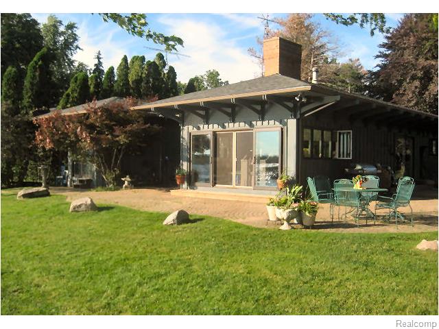 9515 Shell Bch, Pinckney, MI 48169 photo 1