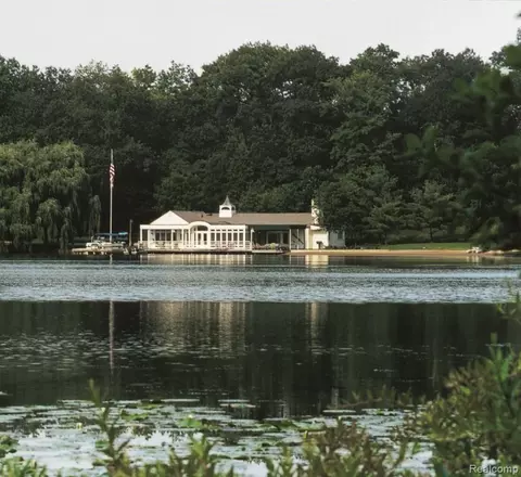 2623 Turtle Shrs, Bloomfield Hills, MI 48302