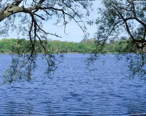 2629 Turtle Shrs, Bloomfield, MI 48302