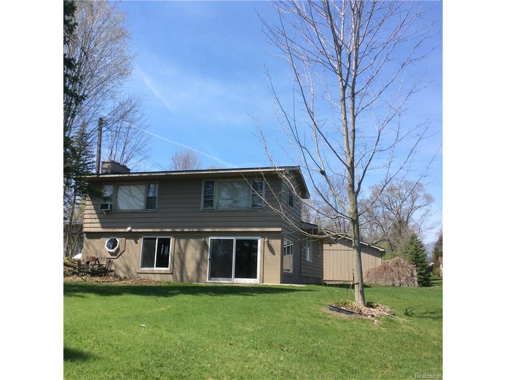 2743 S Hacker Rd, Brighton Twp, MI 48114 photo 1