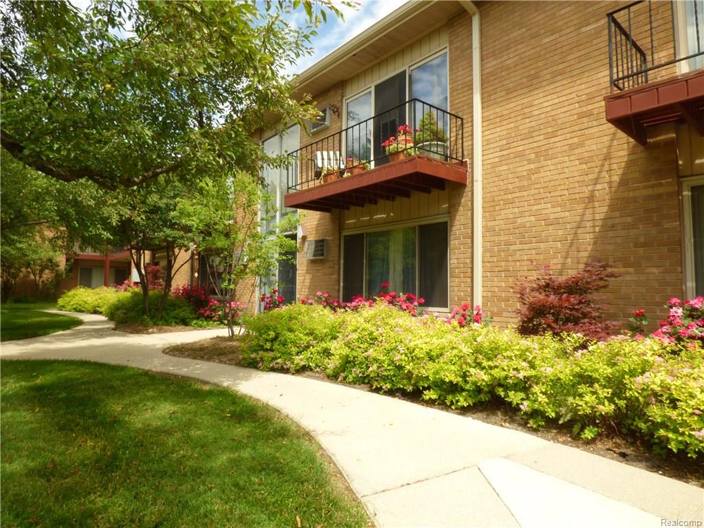2859 E Maple Rd #16, Birmingham, MI 48009 photo 1