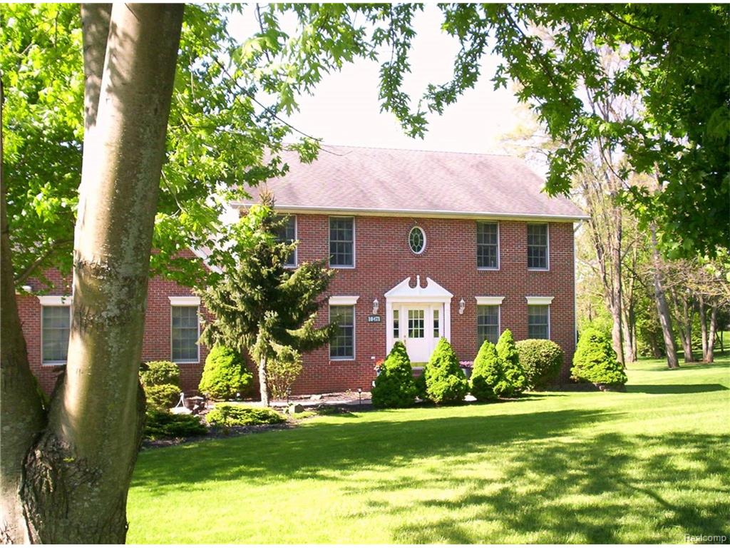 10471 Farmbrook Dr, Brighton Twp, MI 48114 photo 1