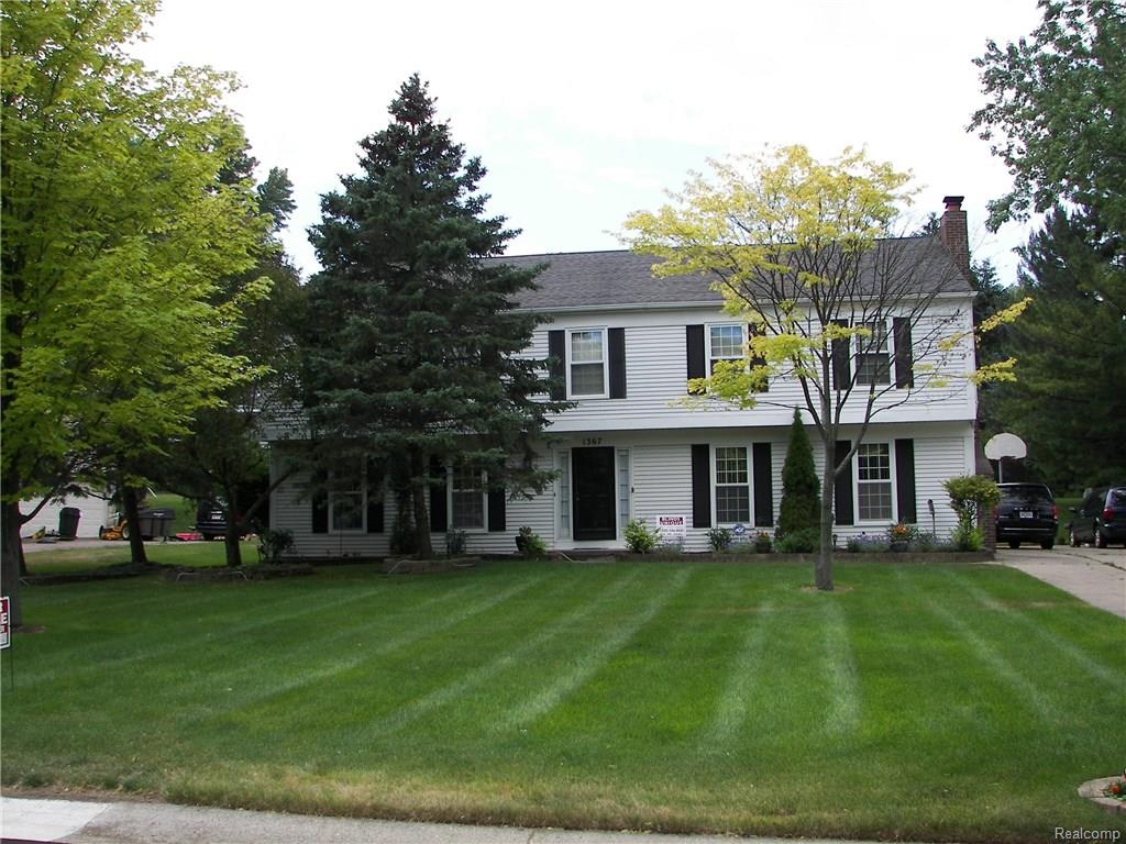 1367 E Fairview Ln, Rochester Hills, MI 48306 photo 1