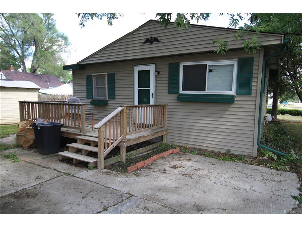 2086 E Williamson St, Burton, MI 48529 photo 1