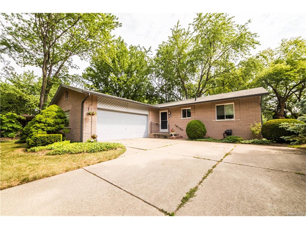 4666 Chapel Dr, Troy, MI 48085 photo 1