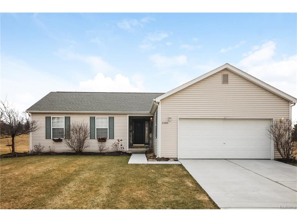 2265 Hickory Cir, Howell, MI 48855 photo 1