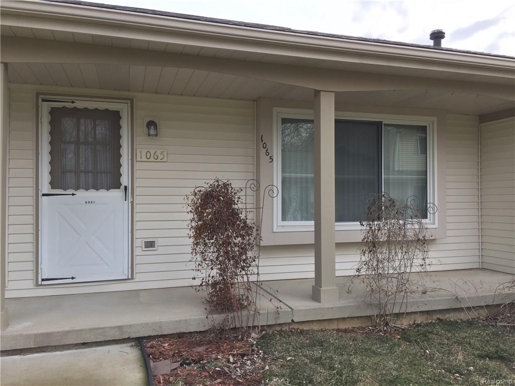 1065 Leisure Dr, Flint, MI 48507 photo 1