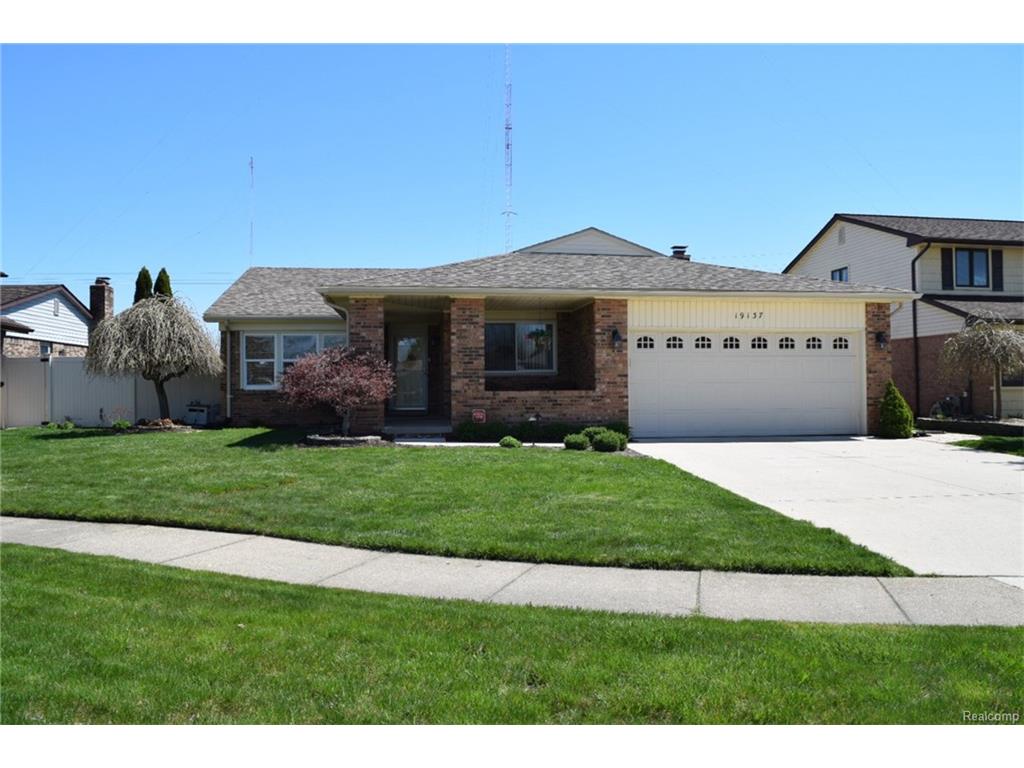 19137 Cascade Dr, Brownstown Twp, MI 48193 photo 1