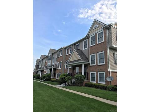 712 Eagle Dr, Fenton, MI 48430 photo 1
