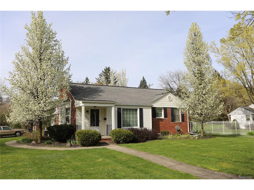 352 Riddle St, Howell, MI 48843 photo 1