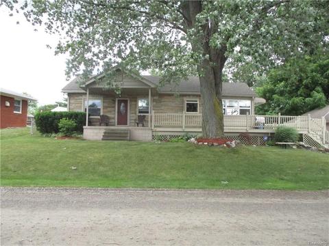 26960 James Ave, Flat Rock, MI 48134 photo 1