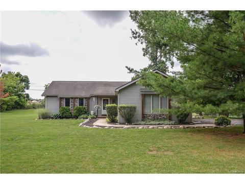 255 Triangle Lk, Howell, MI 48843 photo 1