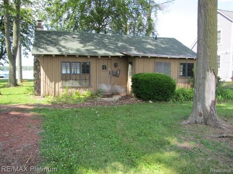 8606 Riverside Dr, Brighton, MI 48116 photo 1