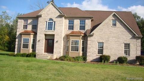 1083 Royalcrest Dr, Flint, MI 48532 photo 1