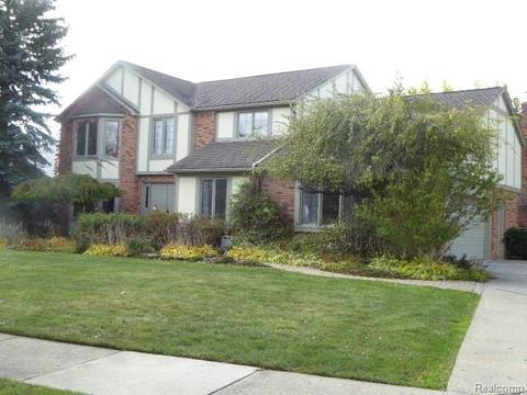5317 Capri Dr, Troy, MI 48098 photo 1