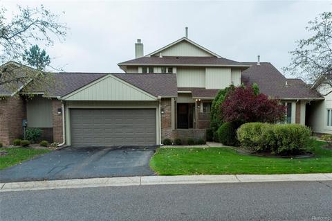 5576 Walnut Cir E, West Bloomfield, MI 48322 photo 1