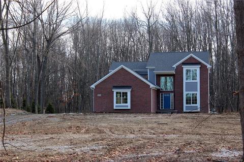 2672 E Maple, Milford, MI 48381 photo 1