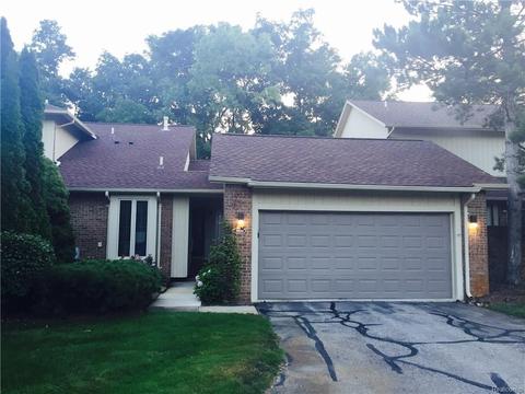 5539 Walnut Cir W, West Bloomfield, MI 48322 photo 1