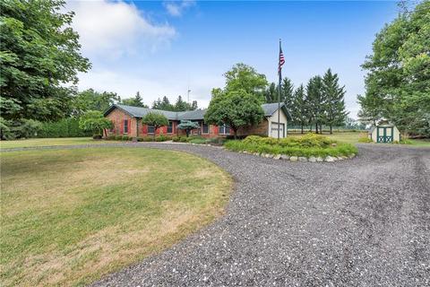 820 E Davis Rd, Howell, MI 48843 photo 1