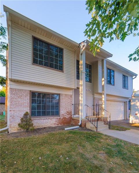 2941 Roundtree Dr, Troy, MI 48083 photo 1