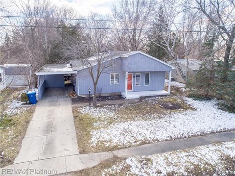 810 Oak Park Dr, Fenton, MI 48430 photo 1