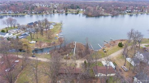 5780 Glen Echo Dr, Howell, MI 48843 photo 1