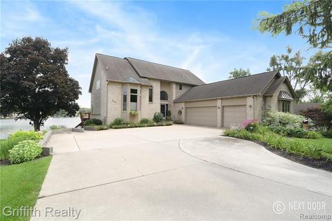 8060 Pine Ranch Dr, Brighton, MI 48114 photo 1