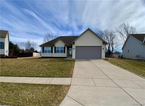 327 Cimarron Dr, Howell, MI 48855 photo 1