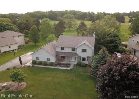 3825 Christopher Dr, Brighton, MI 48114 photo 1