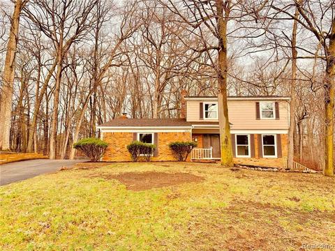 4847 Parview Dr, Clarkston, MI 48346 photo 1