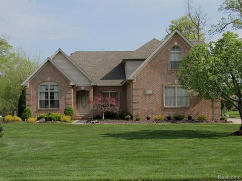 8645 Cadillac Cir, Grosse Ile, MI 48138 photo 1