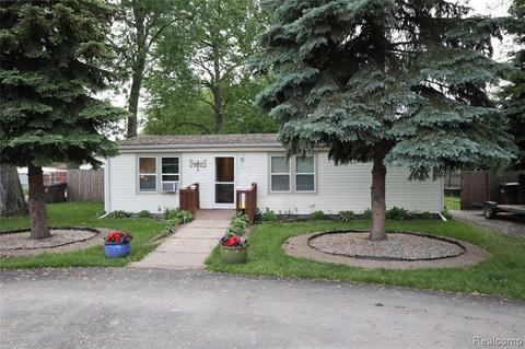 4162 S John Hix Rd, Wayne, MI 48184 photo 1