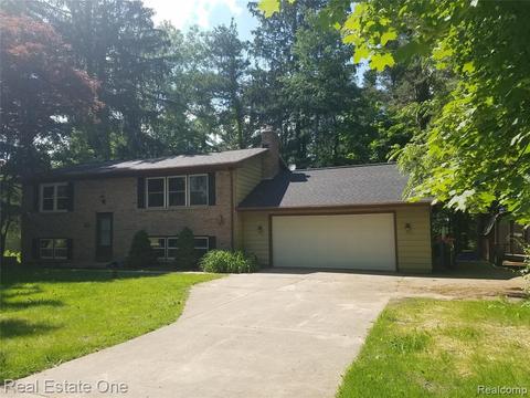 12176 Pine Ridge Dr, Perry, MI 48872 photo 1