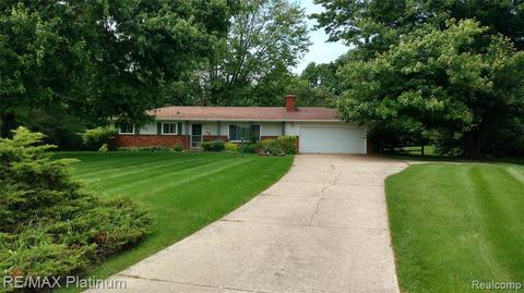 1089 Willow Ln N, Howell, MI 48843 photo 1